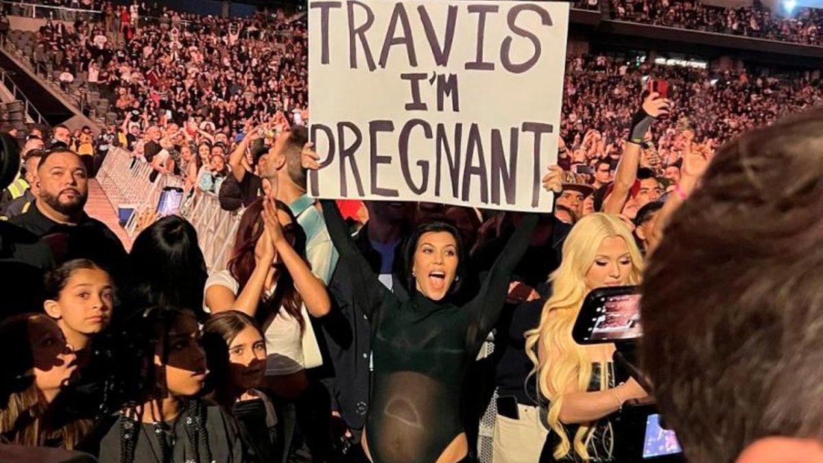 Kourtney Kardashian And Travis Barker's First Time Seen After 'urgent Family Matter' 