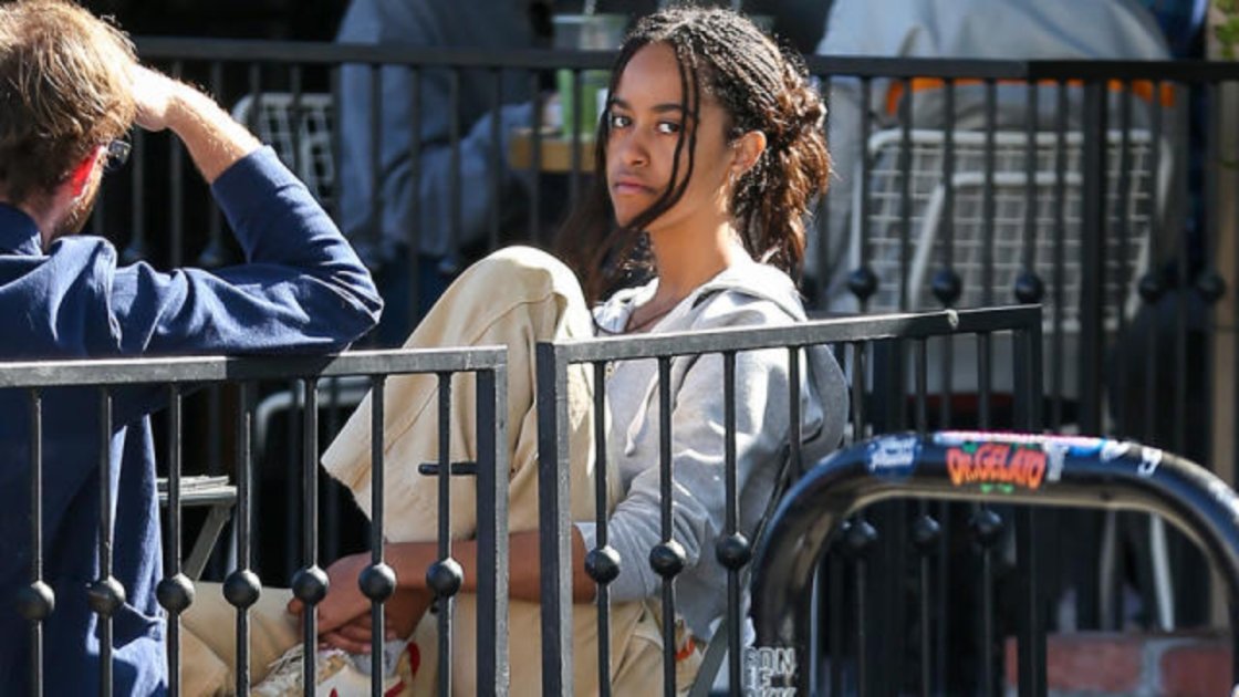 Malia Obama Displayed A Cheerful Countenance While Engaging In A Shopping Excursion With An Unidentified Gentleman
